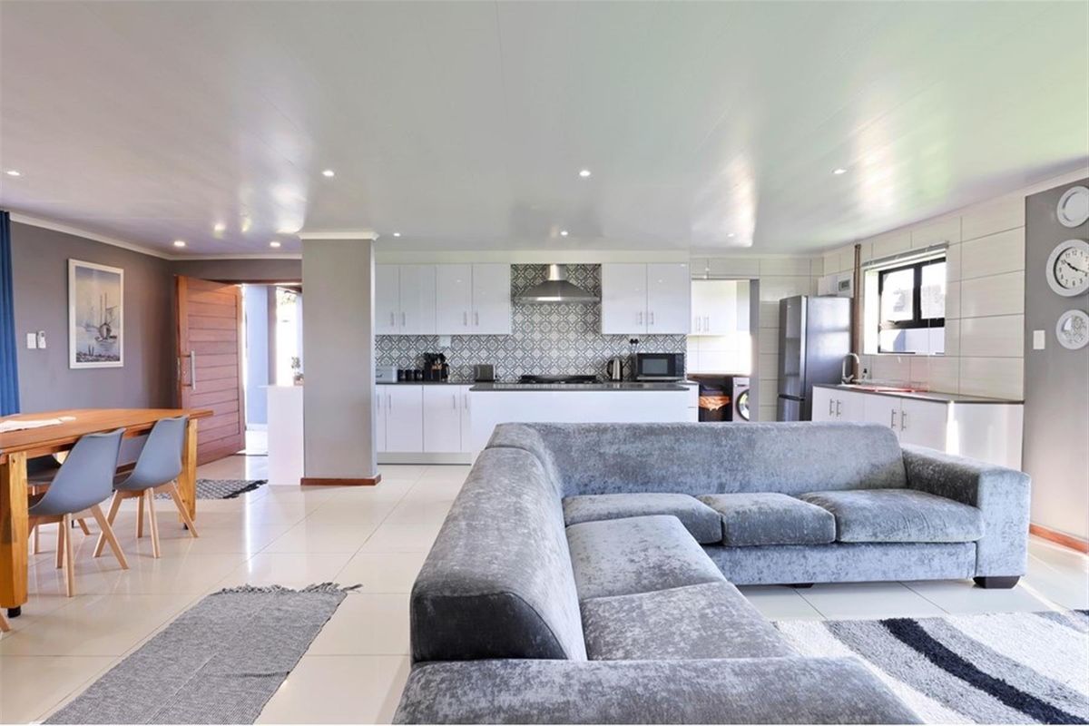 Beautiful Home with Countryside Views, West Coast Living. - Photo 4