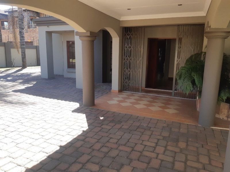 Where luxury family living, effortless entertaining, and versatile space come together. - Photo 4