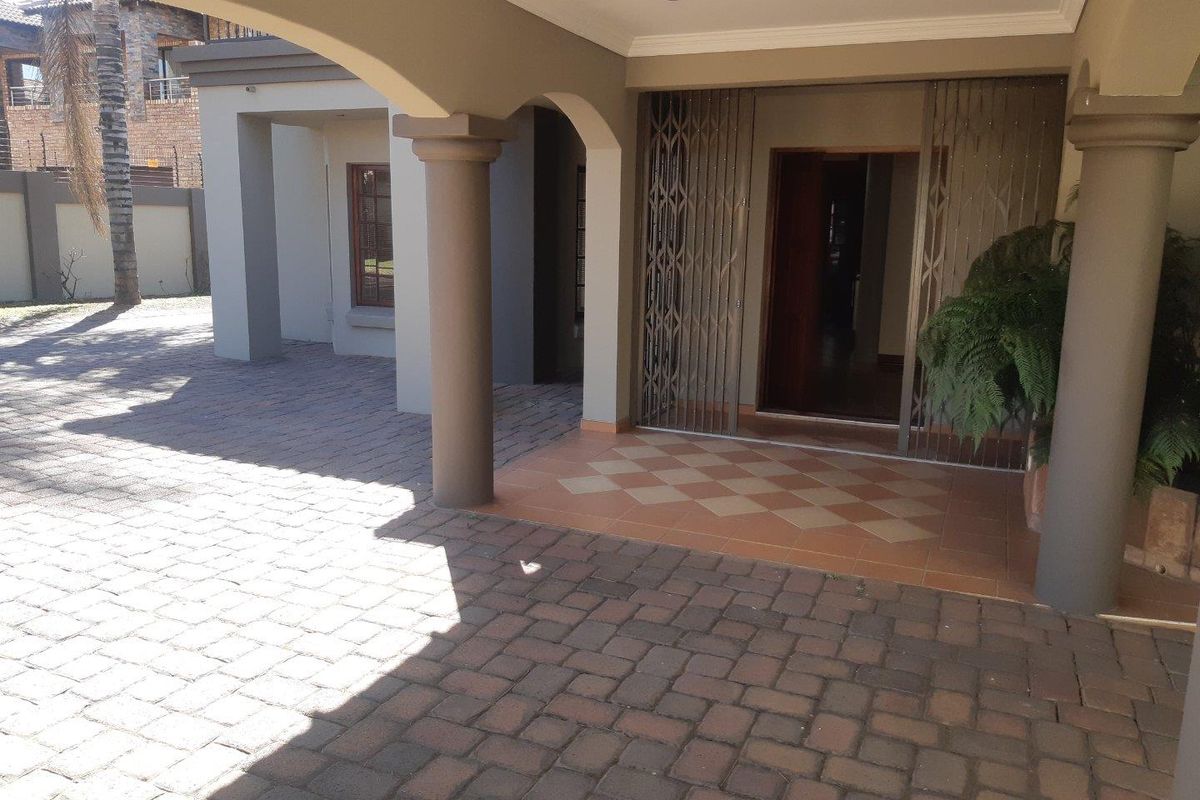 Where luxury family living, effortless entertaining, and versatile space come together. - Photo 4
