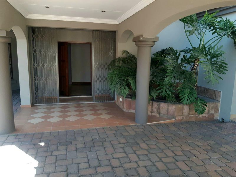 Where luxury family living, effortless entertaining, and versatile space come together. - Photo 3