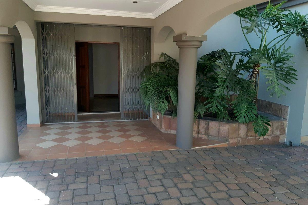 Where luxury family living, effortless entertaining, and versatile space come together. - Photo 3