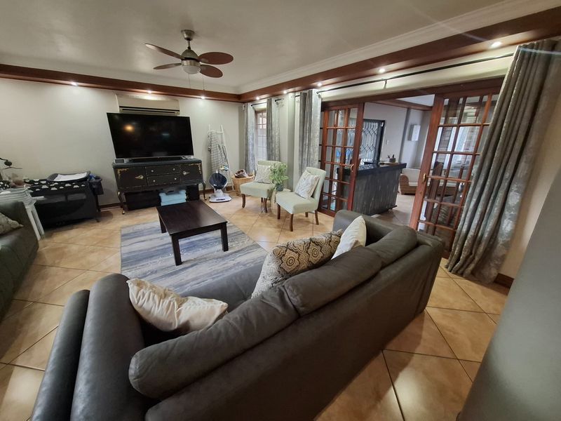 Where luxury family living, effortless entertaining, and versatile space come together. - Photo 9