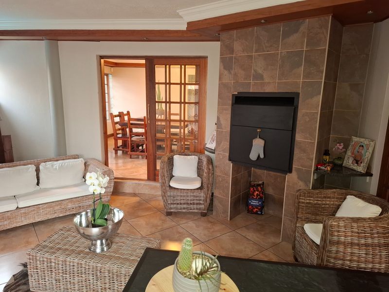 Where luxury family living, effortless entertaining, and versatile space come together. - Photo 10