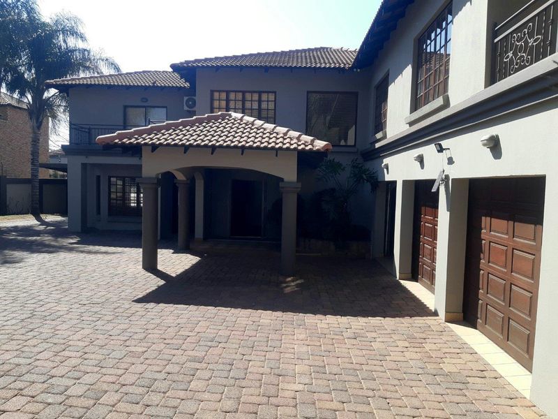 Where luxury family living, effortless entertaining, and versatile space come together. - Photo 6