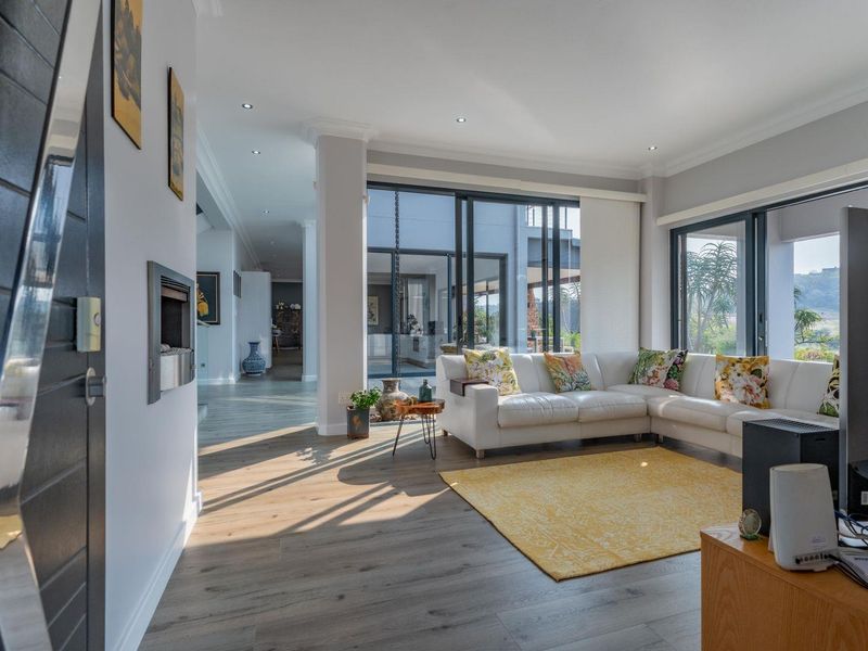 Luxurious North Facing Home - Photo 9