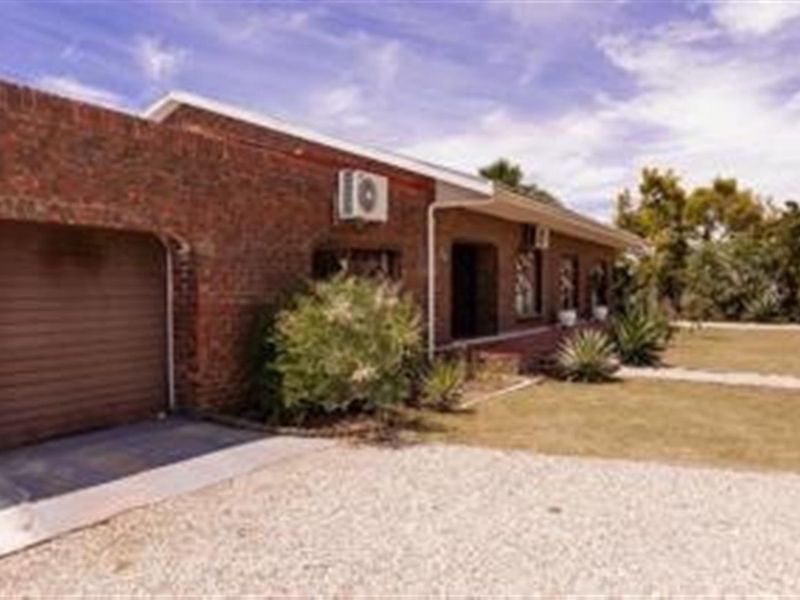 Large 5 bedroom Facebrick House For Sale in Porterville - Photo 1