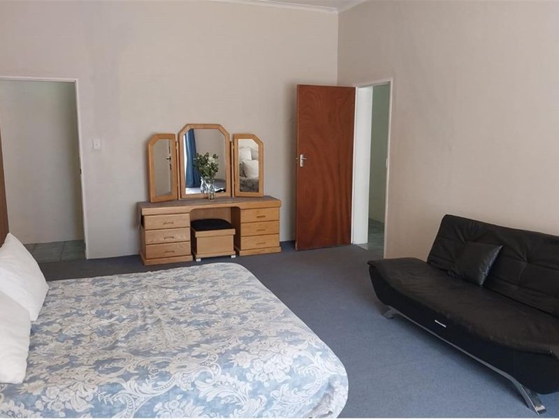 Large 5 bedroom Facebrick House For Sale in Porterville - Photo 4