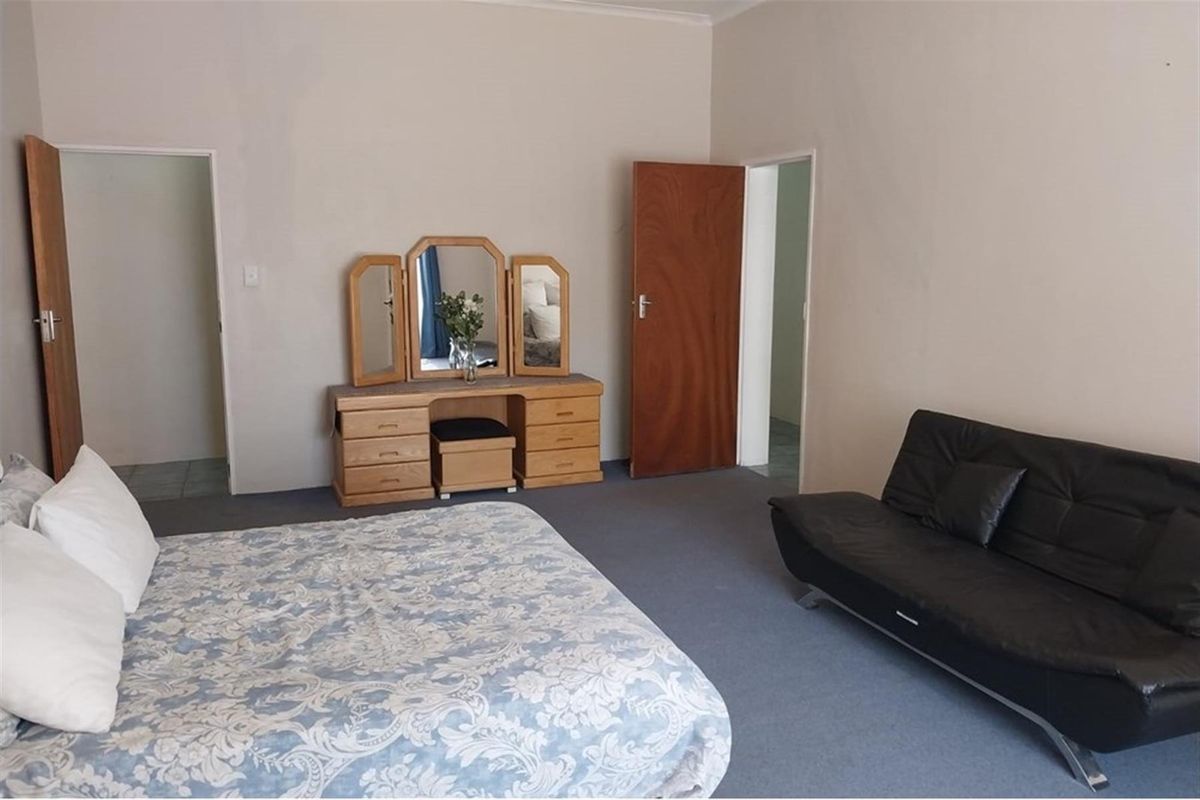 Large 5 bedroom Facebrick House For Sale in Porterville - Photo 4