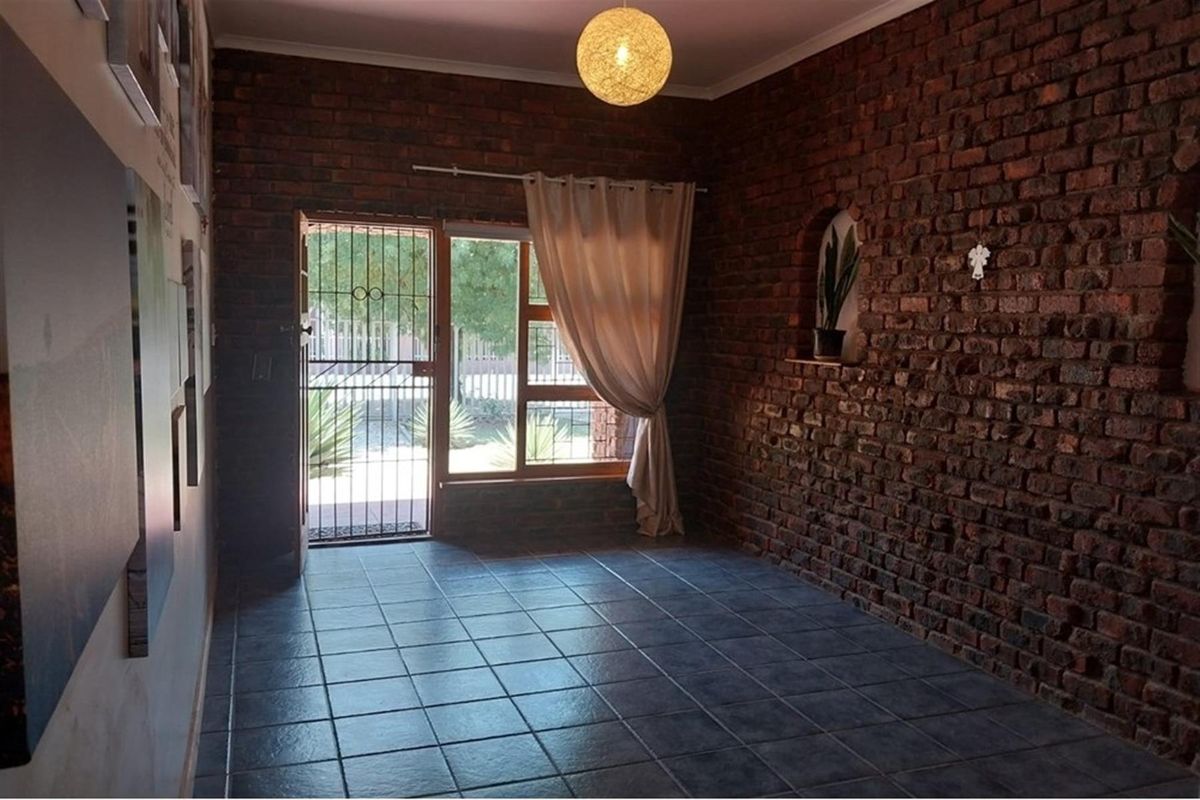 Large 5 bedroom Facebrick House For Sale in Porterville - Photo 4