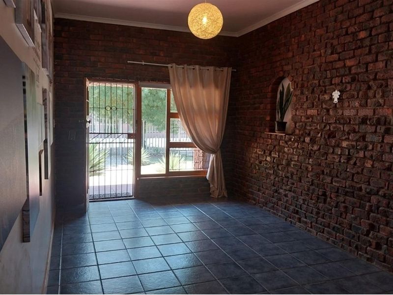 Large 5 bedroom Facebrick House For Sale in Porterville - Photo 4