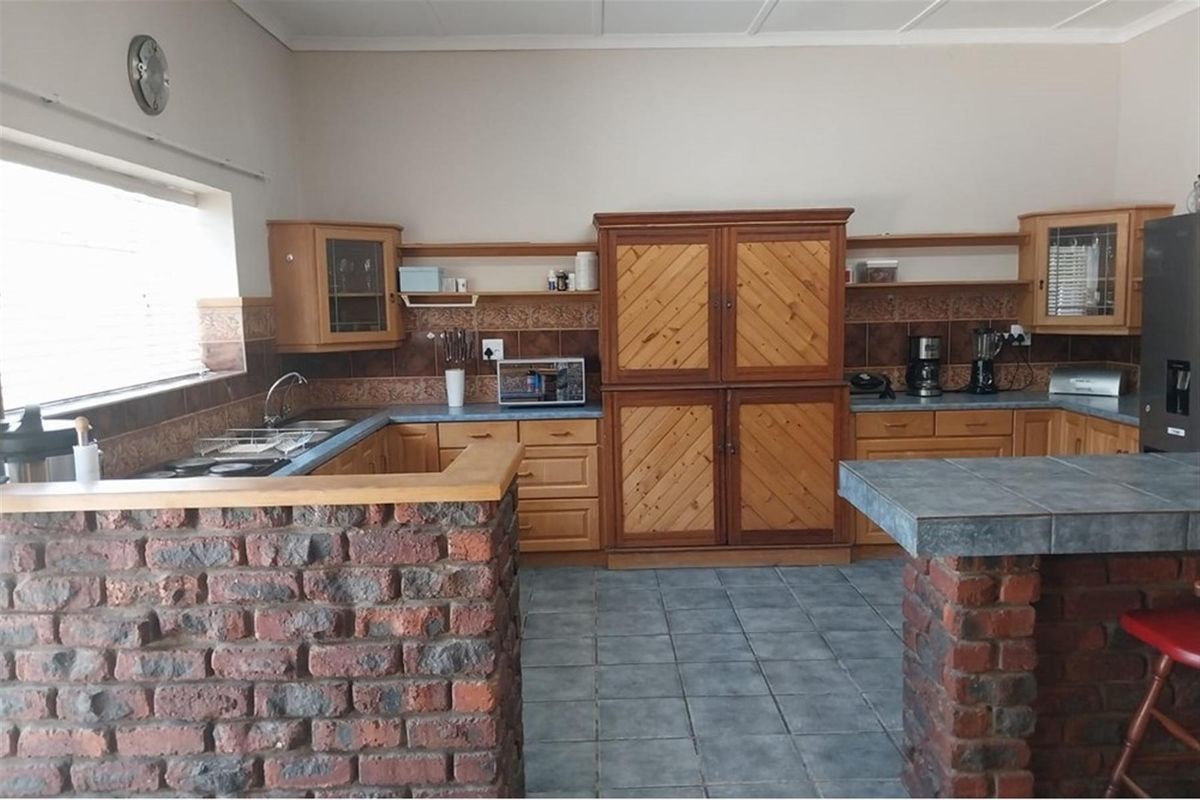 Large 5 bedroom Facebrick House For Sale in Porterville - Photo 3