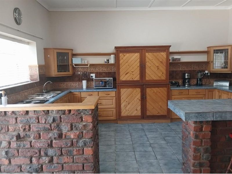 Large 5 bedroom Facebrick House For Sale in Porterville - Photo 8