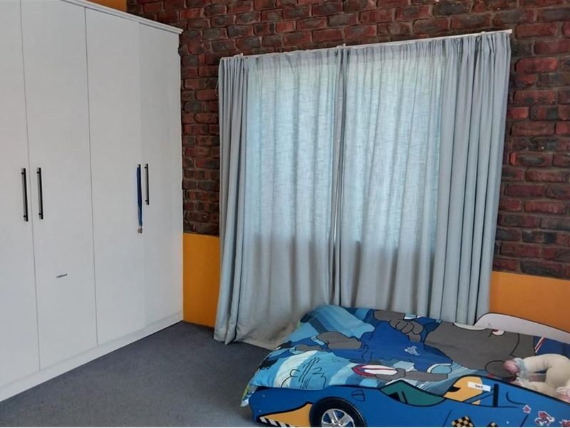 Large 5 bedroom Facebrick House For Sale in Porterville - Photo 2