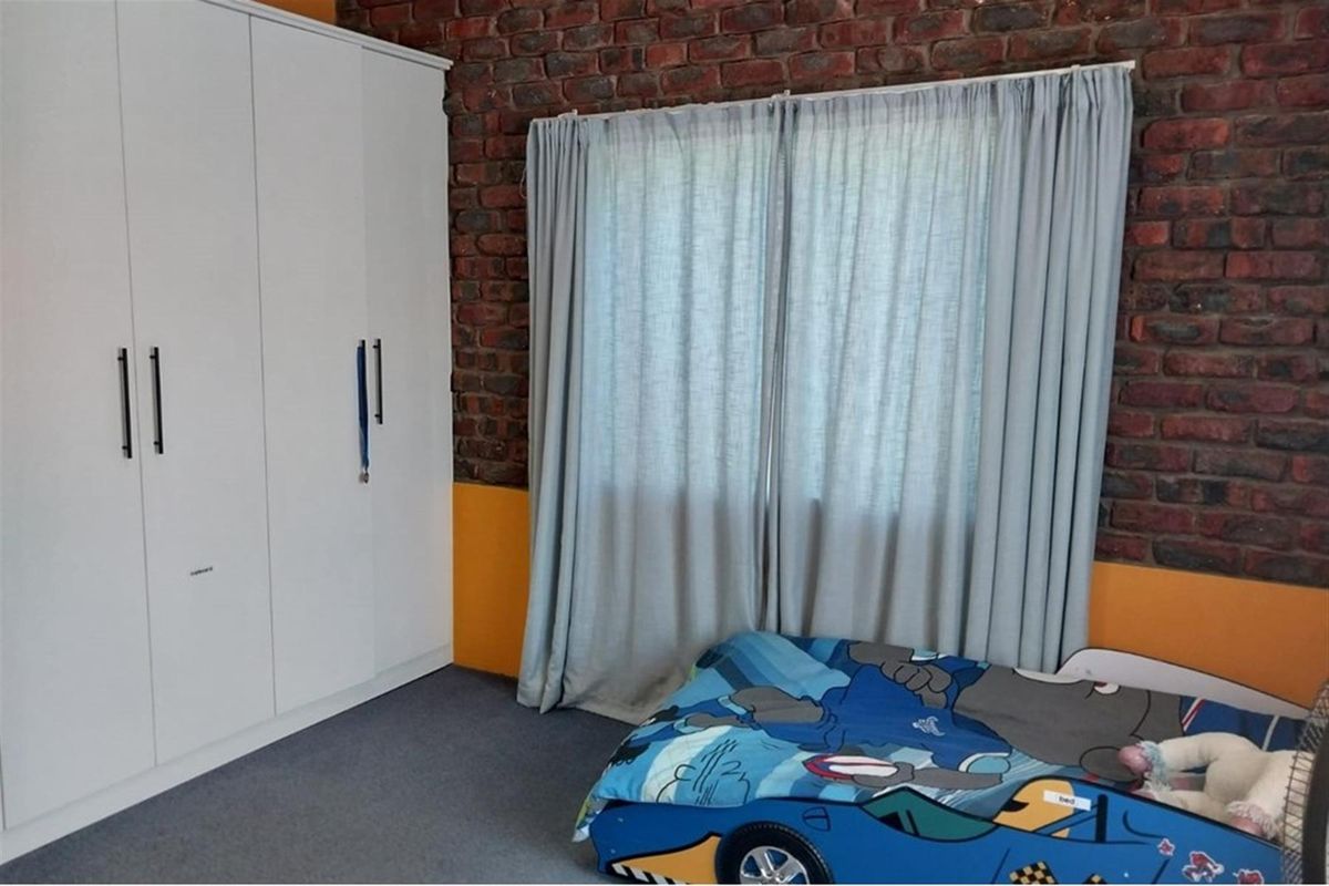 Large 5 bedroom Facebrick House For Sale in Porterville - Photo 2