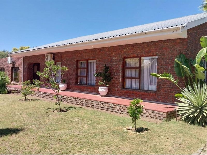 Large 5 bedroom Facebrick House For Sale in Porterville - Photo 2