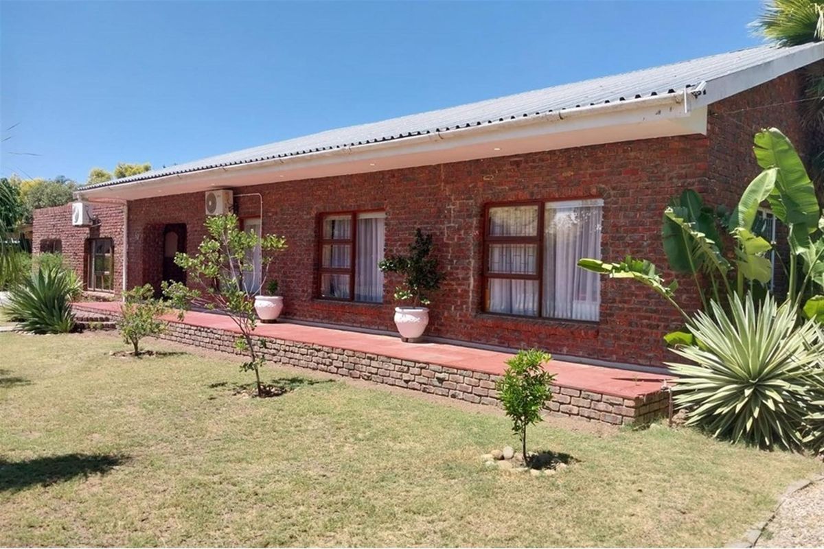 Large 5 bedroom Facebrick House For Sale in Porterville - Photo 2
