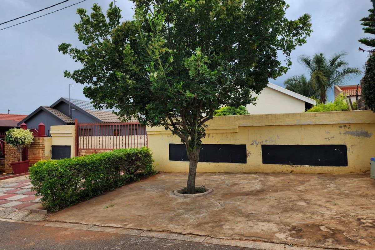 House For Sale in Gem Valley, Pretoria - Photo 2