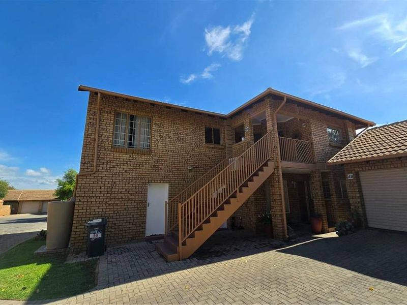 Townhouse For Sale in Magalieskruin, Pretoria - Photo 1