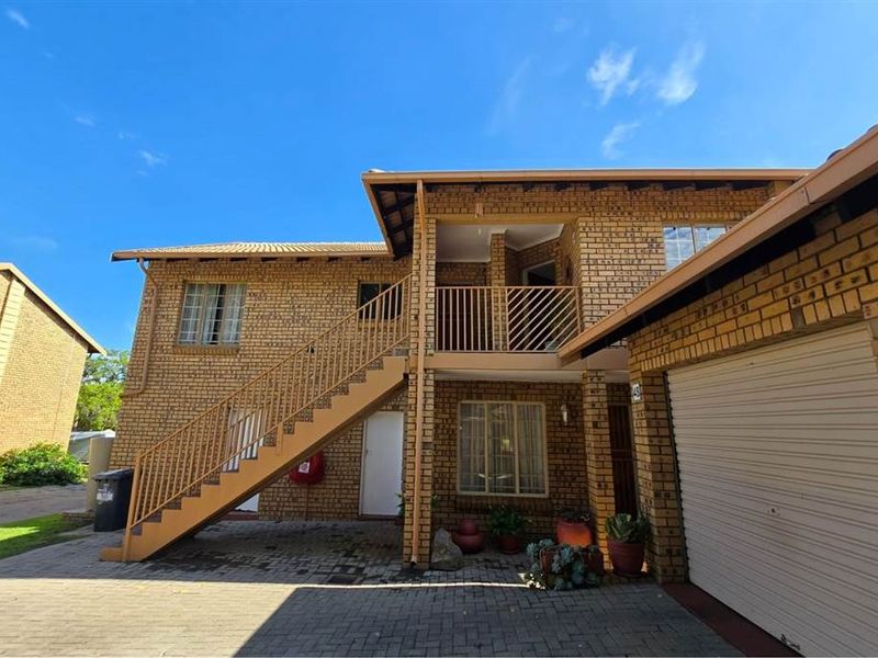 Townhouse For Sale in Magalieskruin, Pretoria - Photo 2