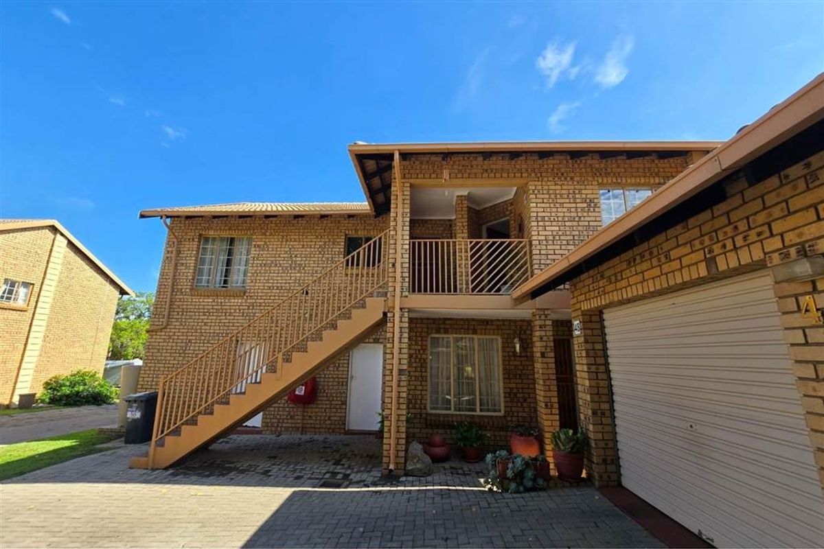 Townhouse For Sale in Magalieskruin, Pretoria - Photo 2