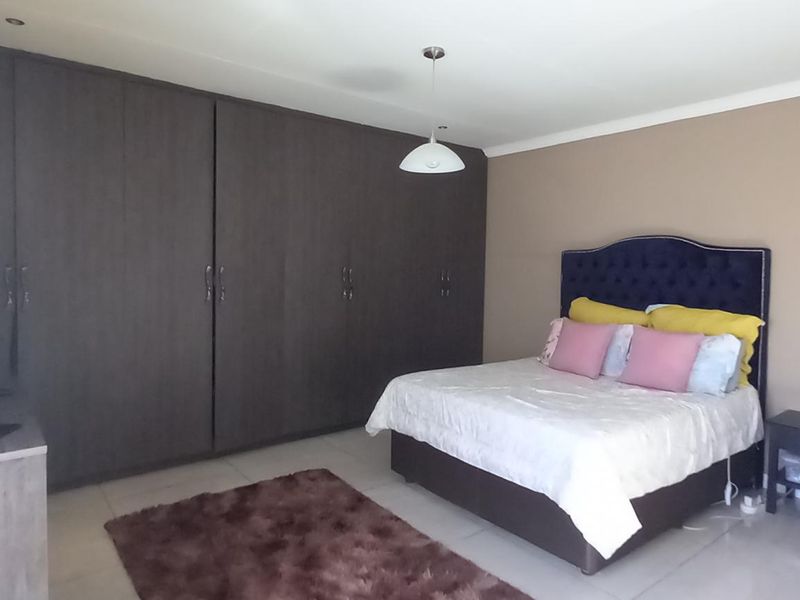 Guest House For Sale in Mid Ennerdale, Johannesburg - Photo 6