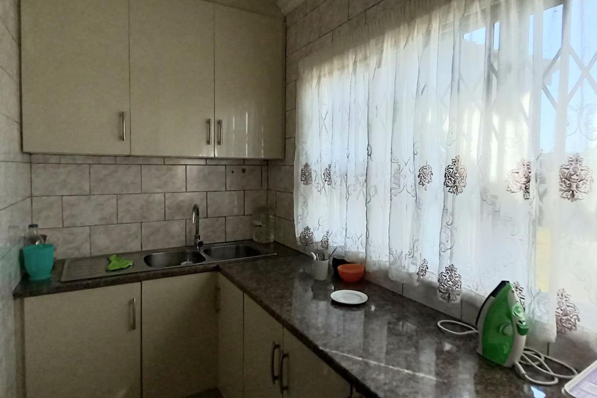 Guest House For Sale in Mid Ennerdale, Johannesburg - Photo 5