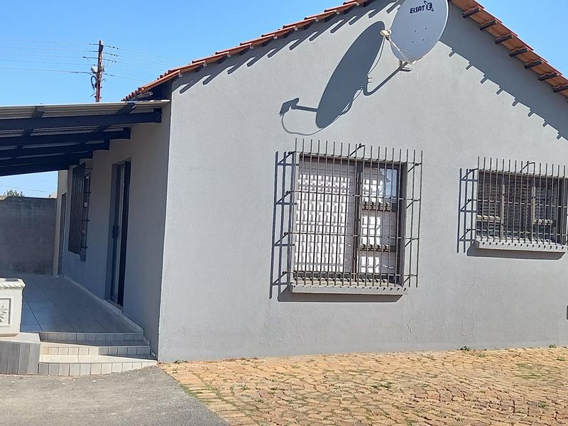 Guest House For Sale in Mid Ennerdale, Johannesburg - Photo 3