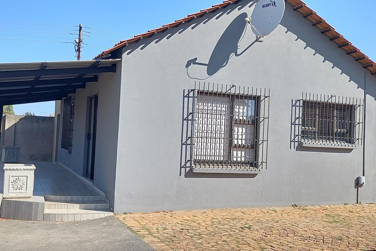 Guest House For Sale in Mid Ennerdale, Johannesburg - Photo 3