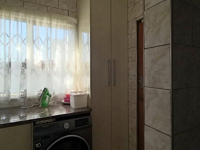 Guest House For Sale in Mid Ennerdale, Johannesburg - Photo 4