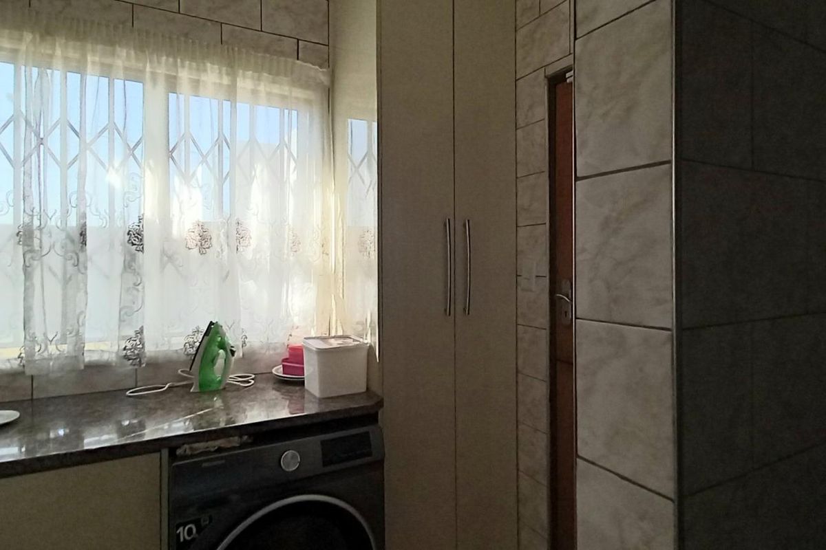 Guest House For Sale in Mid Ennerdale, Johannesburg - Photo 4