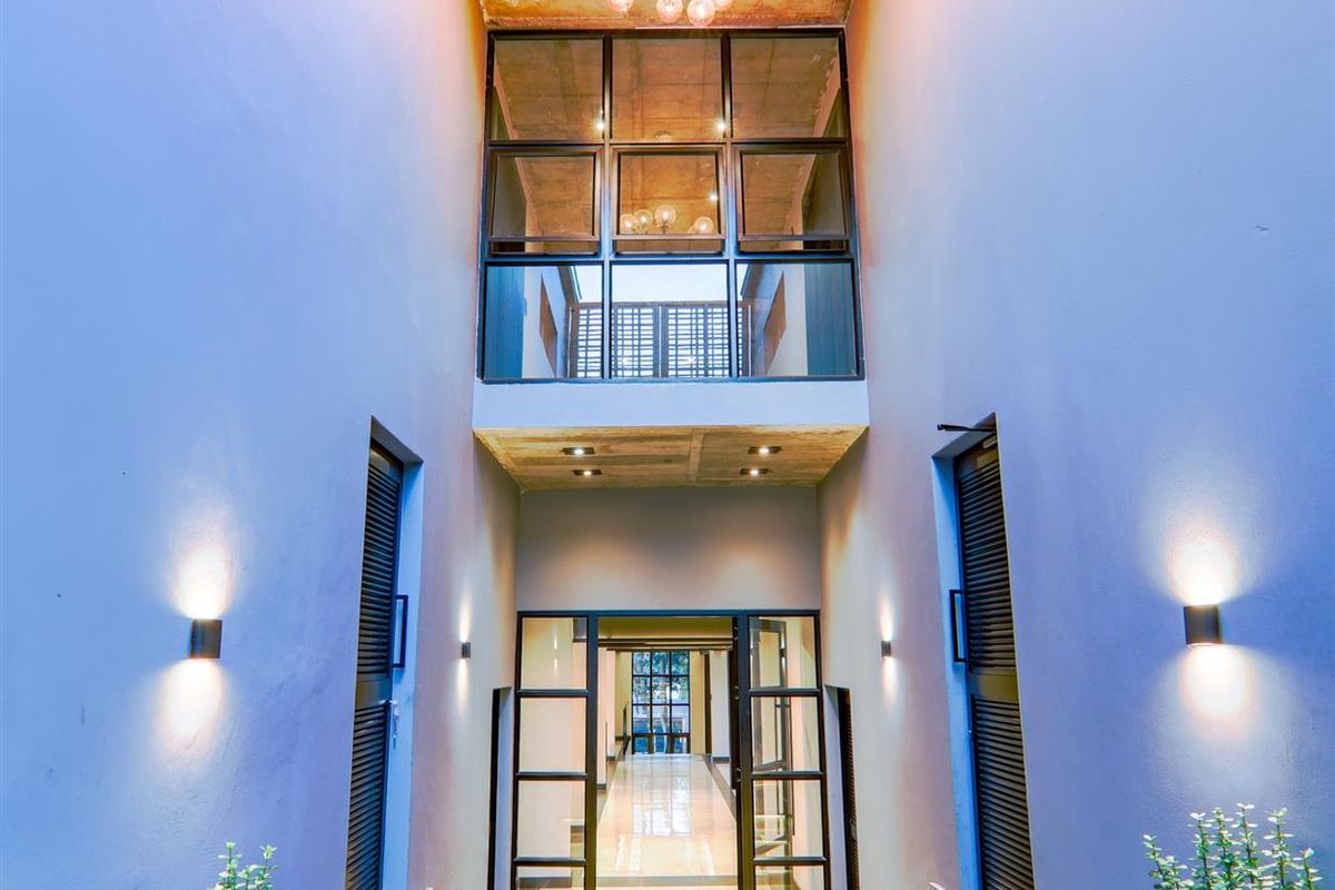 House For Sale in Waterkloof, Pretoria - Photo 2