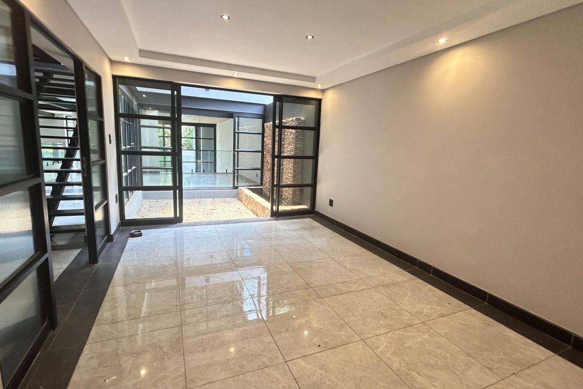 House For Sale in Waterkloof, Pretoria - Photo 3