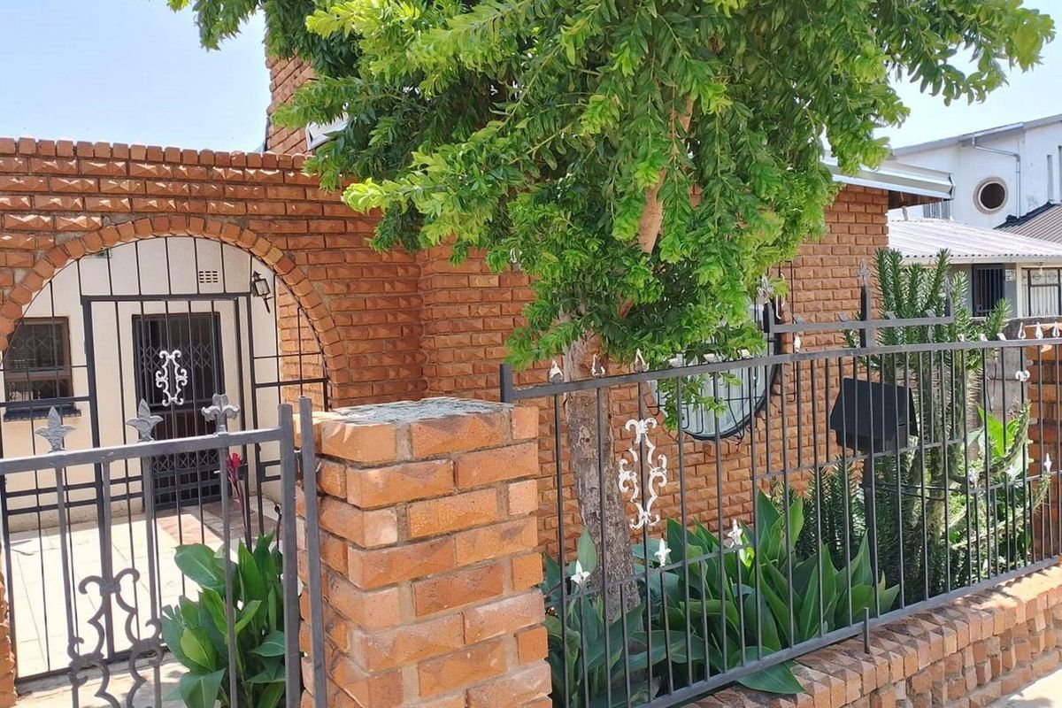House For Sale in Meadowlands, Soweto - Photo 2