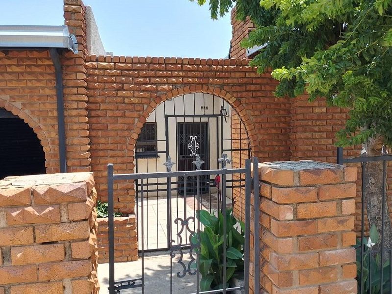 House For Sale in Meadowlands, Soweto - Photo 3