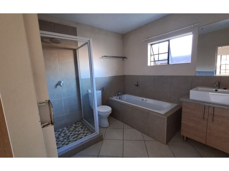 3 Bed,2 Bath apartment available for rent in Sagewood - Photo 9