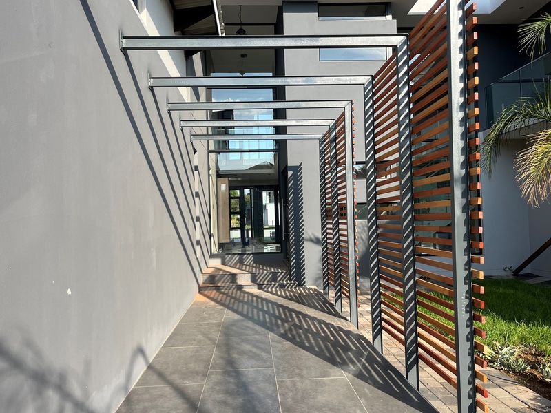 Lifestyle of sophistication and elegance, waiting for you to make it your own! - Photo 4