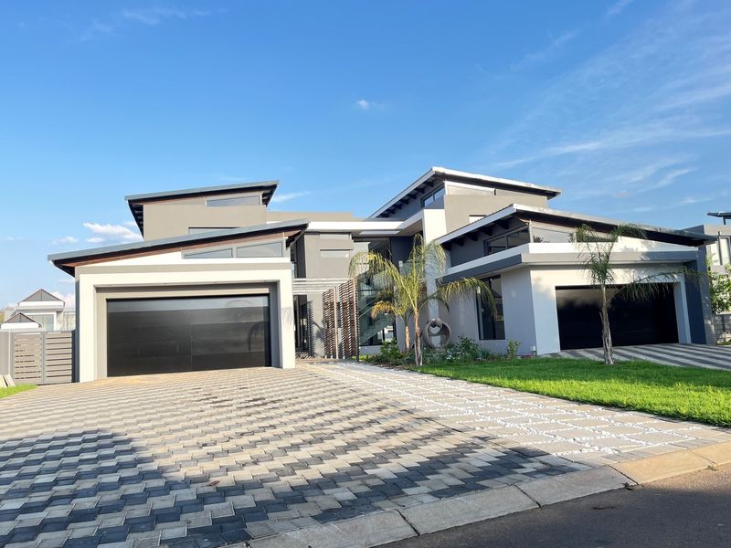 Lifestyle of sophistication and elegance, waiting for you to make it your own! - Photo 2