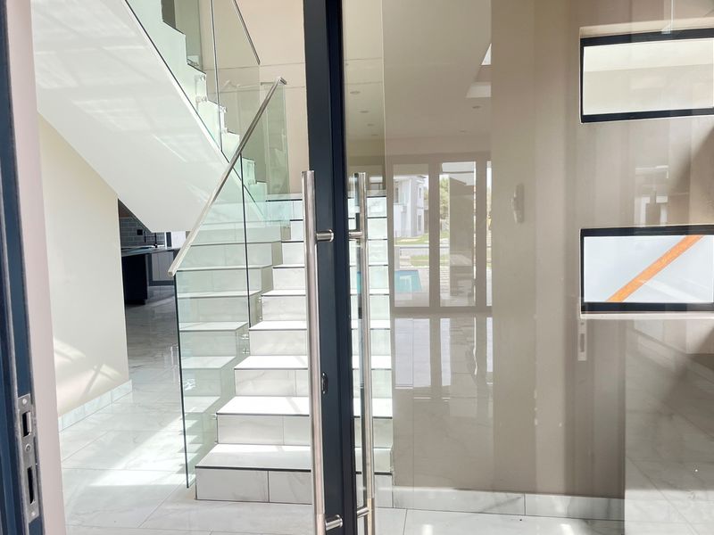 Lifestyle of sophistication and elegance, waiting for you to make it your own! - Photo 5