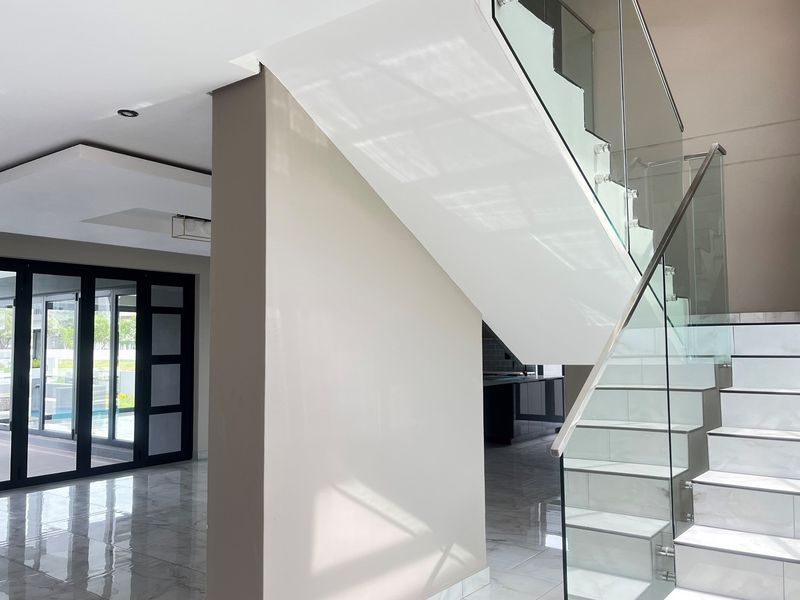 Lifestyle of sophistication and elegance, waiting for you to make it your own! - Photo 6