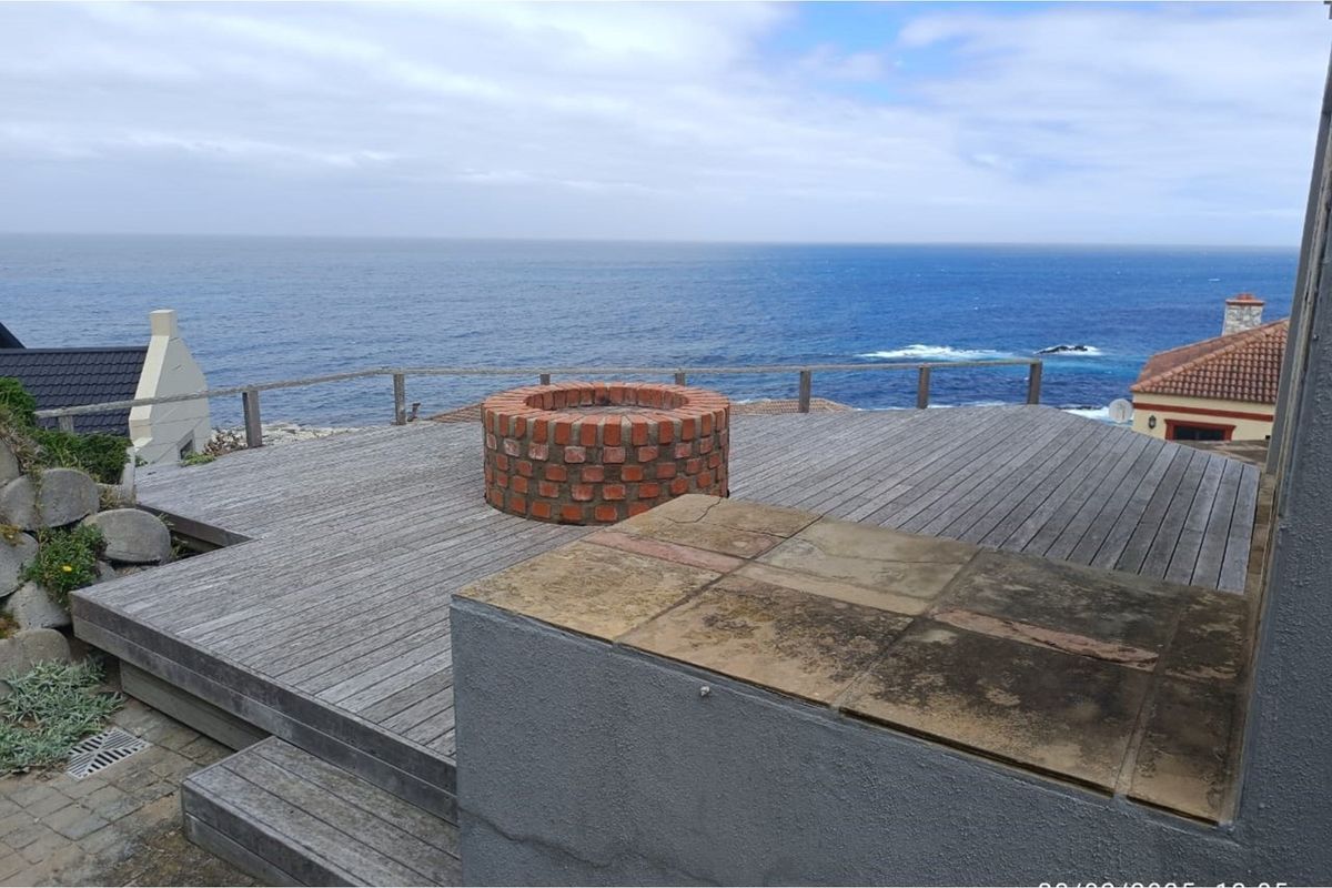 "Coastal Gem: Modern 3-Bed Home by the Sea" - Photo 3