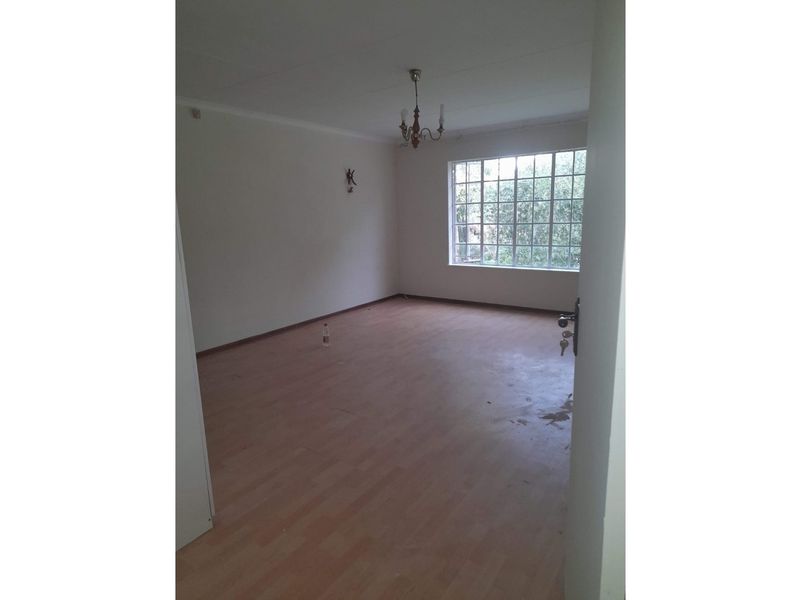 "Exquisite 4-Bed Home with Pool in Lyndhurst" - Photo 9