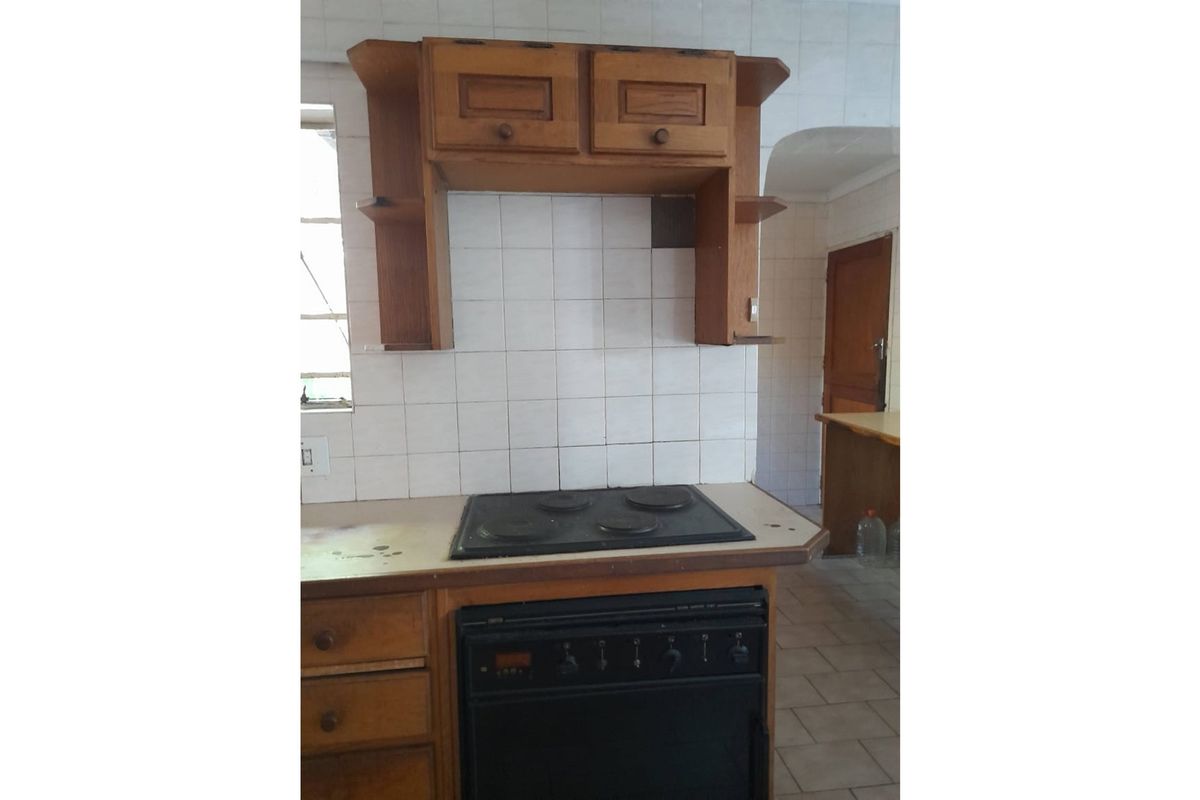 "Exquisite 4-Bed Home with Pool in Lyndhurst" - Photo 3