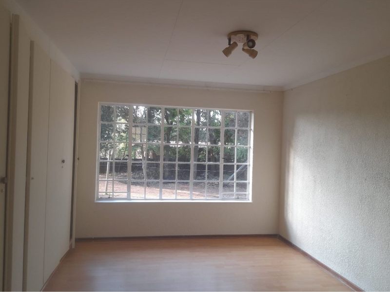 "Exquisite 4-Bed Home with Pool in Lyndhurst" - Photo 10