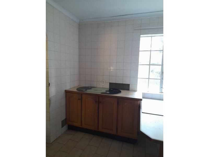 "Exquisite 4-Bed Home with Pool in Lyndhurst" - Photo 5