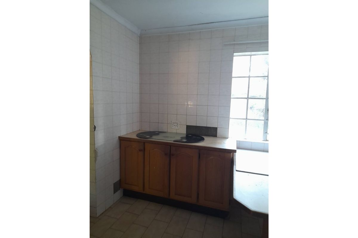 "Exquisite 4-Bed Home with Pool in Lyndhurst" - Photo 5