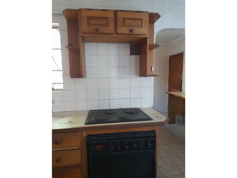 "Exquisite 4-Bed Home with Pool in Lyndhurst" - Photo 8