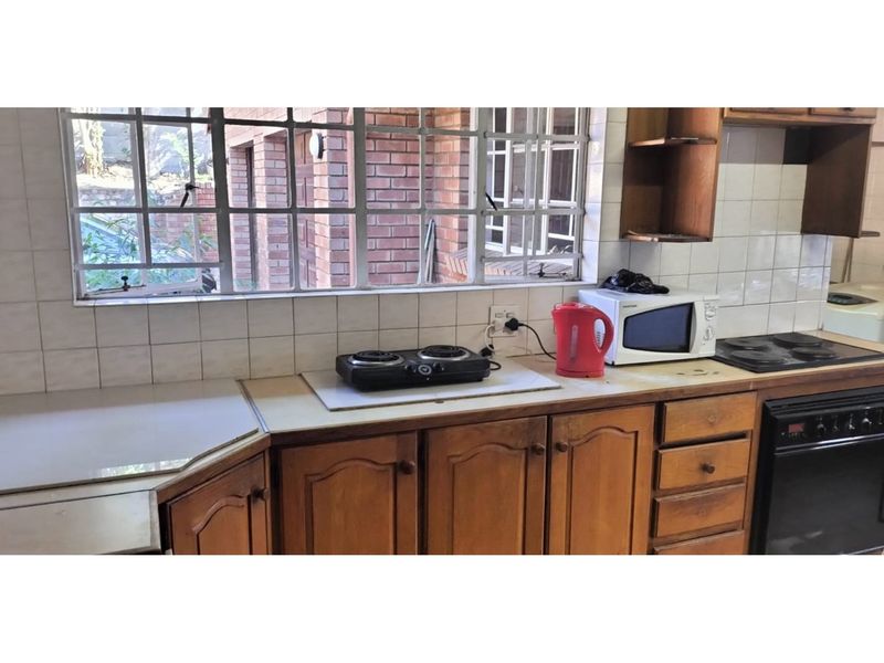 "Exquisite 4-Bed Home with Pool in Lyndhurst" - Photo 7