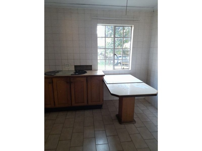 "Exquisite 4-Bed Home with Pool in Lyndhurst" - Photo 6