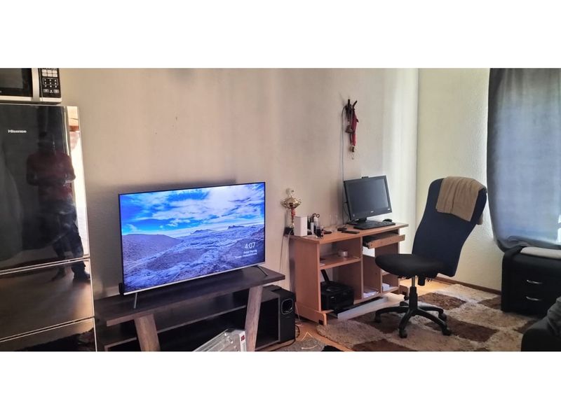 "Exquisite 4-Bed Home with Pool in Lyndhurst" - Photo 4