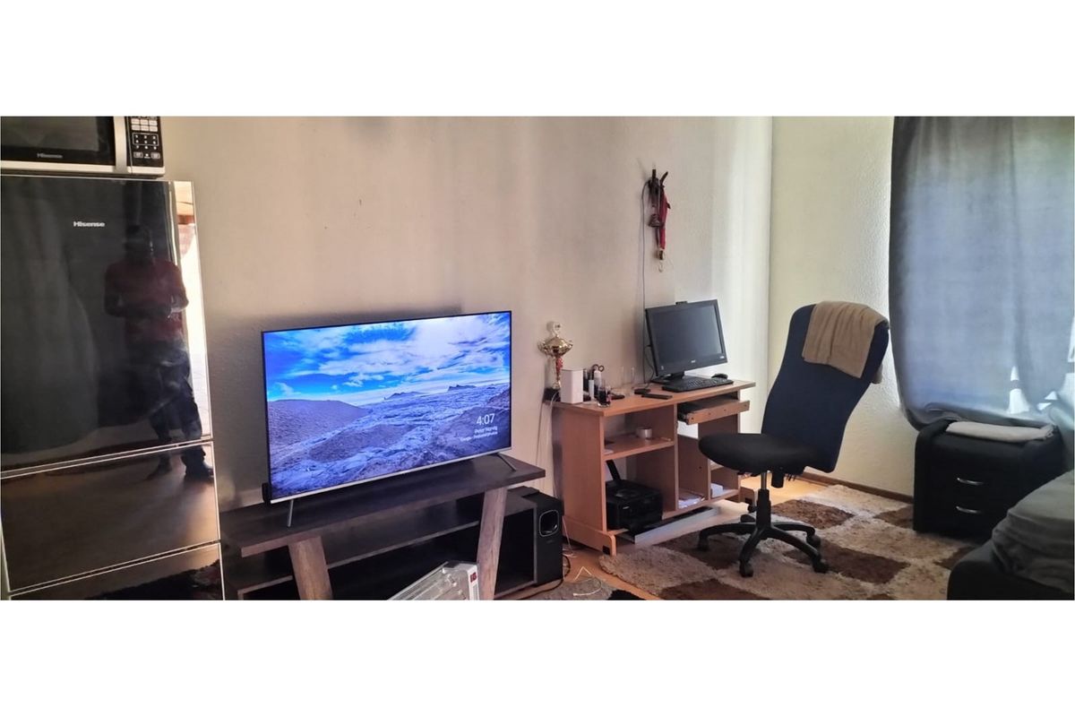 "Exquisite 4-Bed Home with Pool in Lyndhurst" - Photo 4